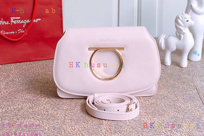 ★미러급★  페라가모 간치니 백 F 22D293-4