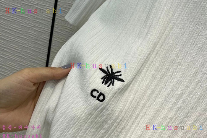 NEW 디올 반팔티 신상 DR 857885