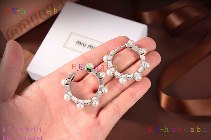 NEW 미우미우 귀걸이 신상 D 689960