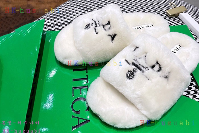 NEW 프라다 샌들 신상 P 242552