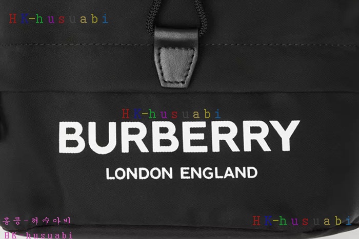 ★미러급★버버리 로고 프린트 ECONYL® 드로스트링 파우치 80321881