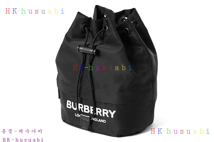 ★미러급★버버리 로고 프린트 ECONYL® 드로스트링 파우치 80321881