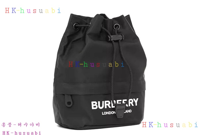 ★미러급★버버리 로고 프린트 ECONYL® 드로스트링 파우치 80321881