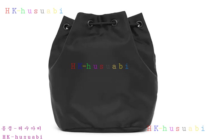 ★미러급★버버리 로고 프린트 ECONYL® 드로스트링 파우치 80321881