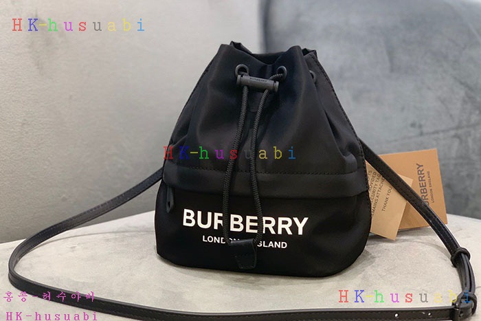 ★미러급★버버리 로고 프린트 ECONYL® 드로스트링 파우치 80321881