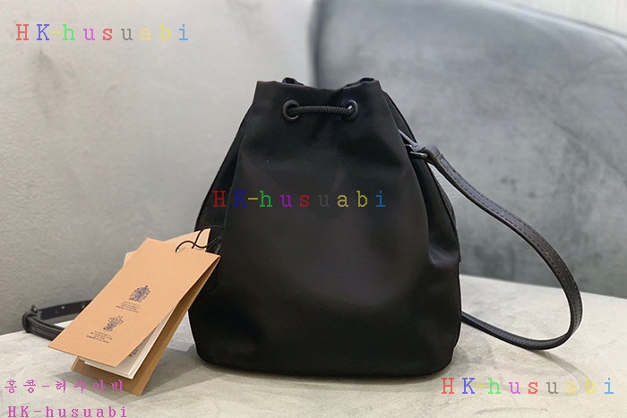 ★미러급★버버리 로고 프린트 ECONYL® 드로스트링 파우치 80321881