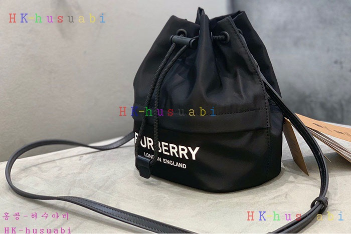 ★미러급★버버리 로고 프린트 ECONYL® 드로스트링 파우치 80321881