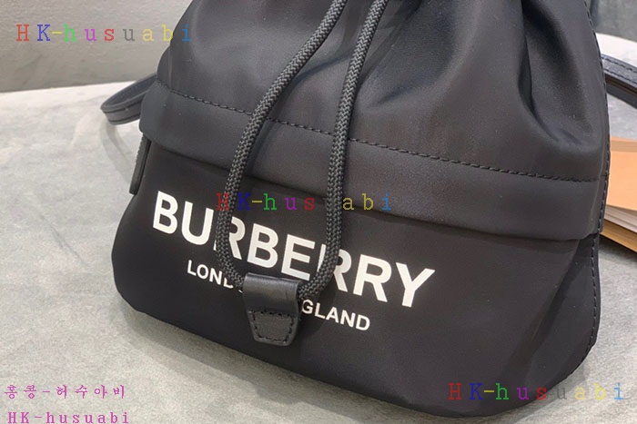 ★미러급★버버리 로고 프린트 ECONYL® 드로스트링 파우치 80321881