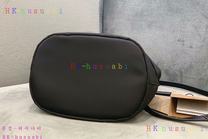 ★미러급★버버리 로고 프린트 ECONYL® 드로스트링 파우치 80321881