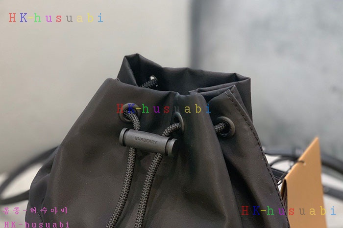 ★미러급★버버리 로고 프린트 ECONYL® 드로스트링 파우치 80321881