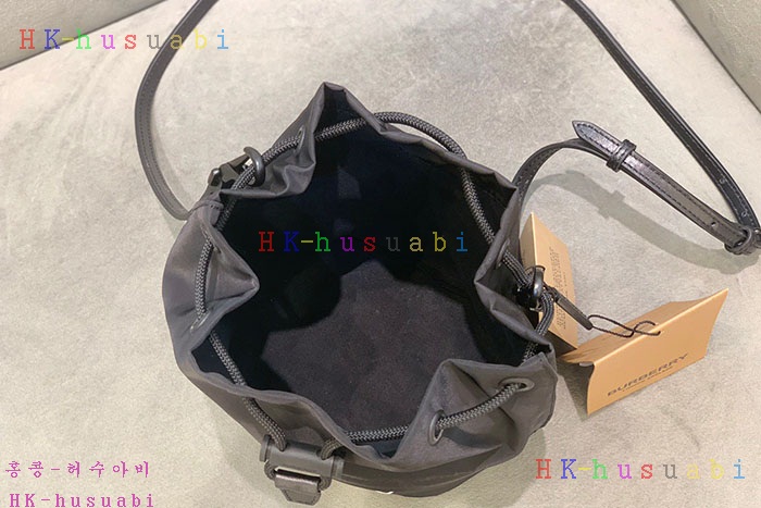 ★미러급★버버리 로고 프린트 ECONYL® 드로스트링 파우치 80321881