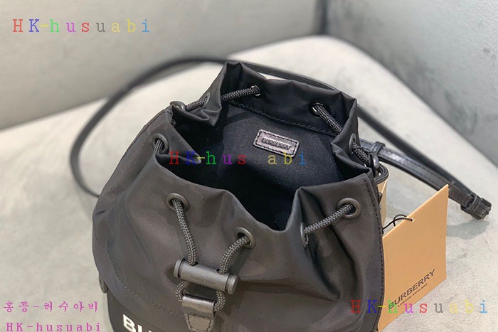 ★미러급★버버리 로고 프린트 ECONYL® 드로스트링 파우치 80321881