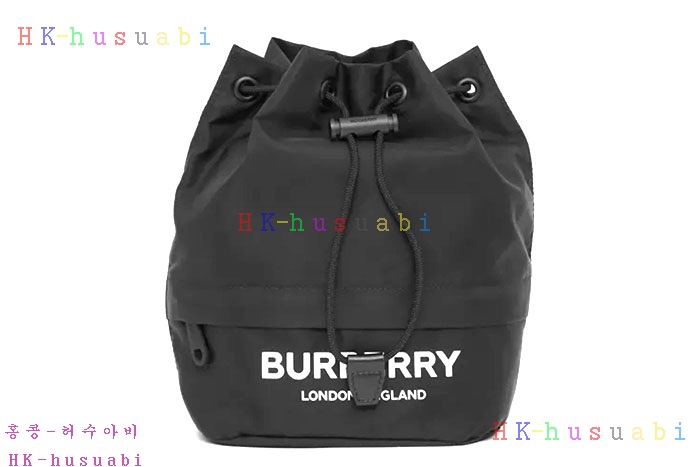 ★미러급★버버리 로고 프린트 ECONYL® 드로스트링 파우치 80321881