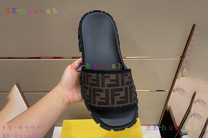 NEW 펜디 샌들 신상 FD 555205