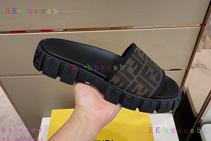 NEW 펜디 샌들 신상 FD 555205