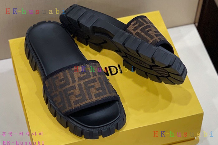 NEW 펜디 샌들 신상 FD 555205
