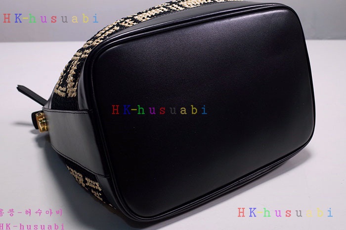 ★미러급★펜디 인슐레이티드 백  7AS113