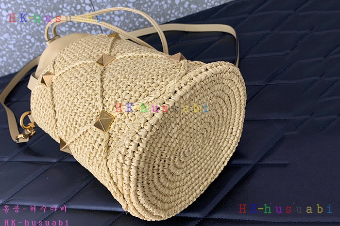 ★미러급★발렌티노 로만 스터드 라피아 버킷백 2W2B0L81
