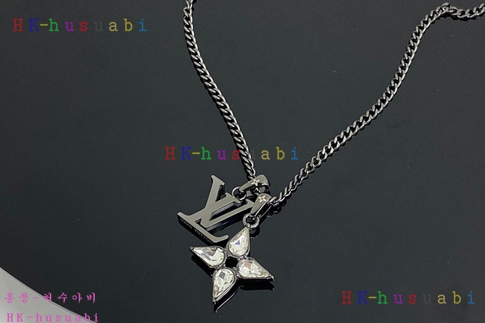 NEW 루이비통 목걸이 신상 LV 104530