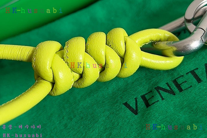 ★미러급★ 보테가베네타 키링 백참 신상 BV 692202