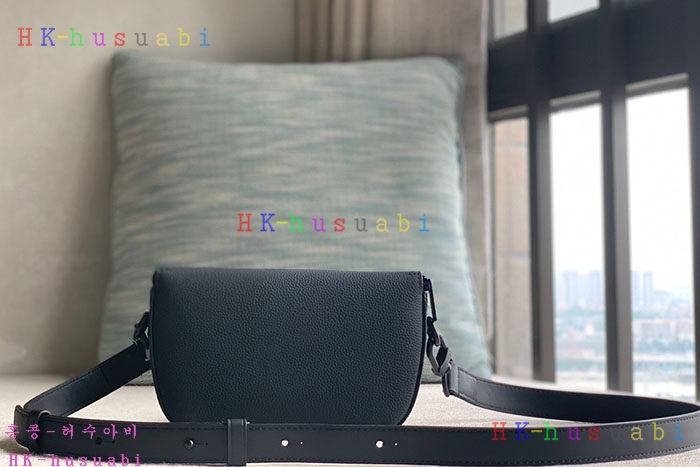 ★미러급★루이비통 파일럿 웨어러블 월릿 블랙 M83563