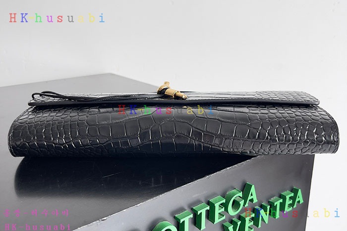 ★미러급★25SS 보테가베네타 실버 메탈릭 놋 탑 핸들 클러치 741511-16