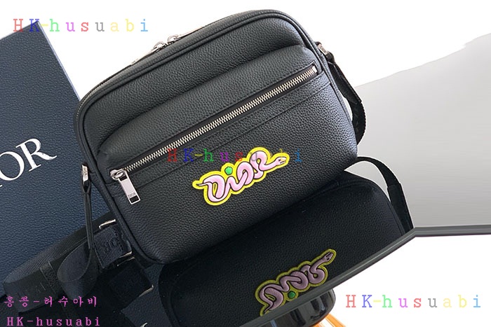 ★미러급★디올 DIOR AND KAWS Rider 2.0 미니 지퍼 메신저 백 2ESWS034